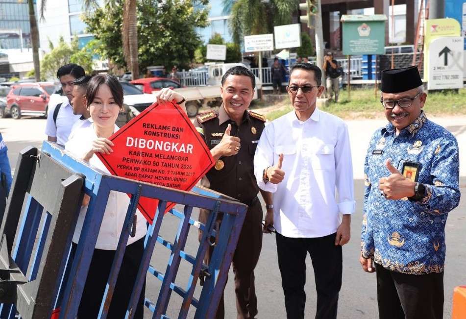 Penertiban Reklame di Batam