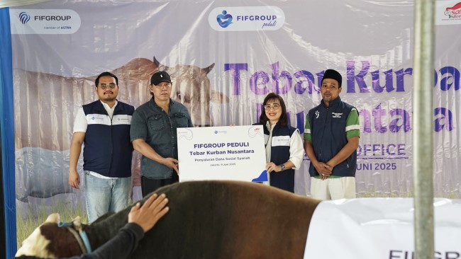 Seremoni penyerahan hewan kurban FIFGROUP digelar pada Senin, 9 Juni 2025 berlokasi di lapangan masjid Al-Ikhsan, Kecamatan Cilandak, Jakarta Selatan. Penyerahan dilakukan oleh Direktur FIFGROUP, Esther Sri Harjati (kedua dari kanan) didampingi oleh EHSSR & Sustainability Management Department Head, Charles DW Simaremare (paling kiri) kepada Ketua RW 01 Lebak Bulus, Nasution (kedua dari kanan) didampingi Ketua RT 01 Cilandak Barat, Wahyudin (paling kanan).