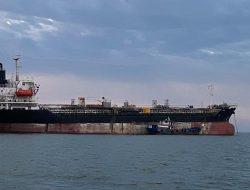 Bakamla Sigap Tangani Tabrakan Kapal di Batu Ampar