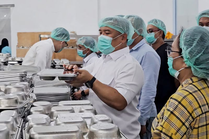 Dapur Makan Bergizi Gratis di Batam setiap hari menyiapkan 3.686 porsi makanan sehat untuk anak-anak sekolah. Wakil Gubernur Kepri pastikan program berjalan lancar dan beri dampak ekonomi bagi masyarakat.