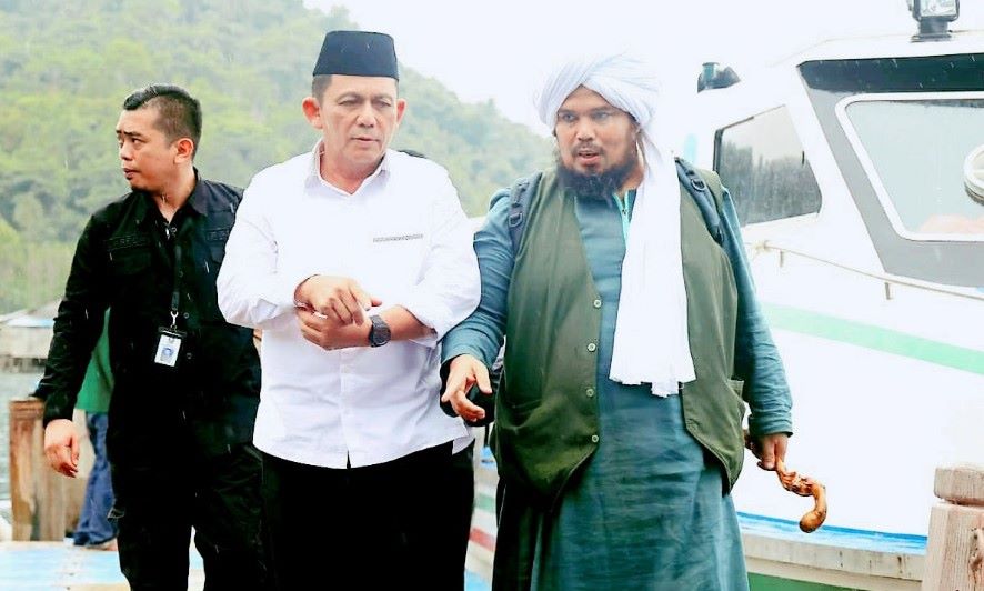Gubernur Ansar Ahmad Serahkan Rp110 Juta dan Ajak Warga Bersatu dalam Kemanusiaan