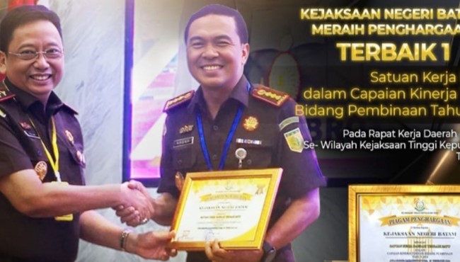 Kajari Batam I Ketut Kasna Dedi dapat penghargaan