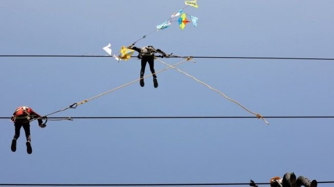 PLN Batam mengingatkan masyarakat tentang bahaya bermain layangan di bawah jaringan listrik. Dari risiko kesetrum hingga padamnya listrik rumah sakit, semuanya bisa terjadi hanya karena seutas benang yang salah arah.