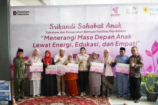 PLN Batam mengingatkan masyarakat tentang bahaya bermain layangan di bawah jaringan listrik. Dari risiko kesetrum hingga padamnya listrik rumah sakit, semuanya bisa terjadi hanya karena seutas benang yang salah arah.