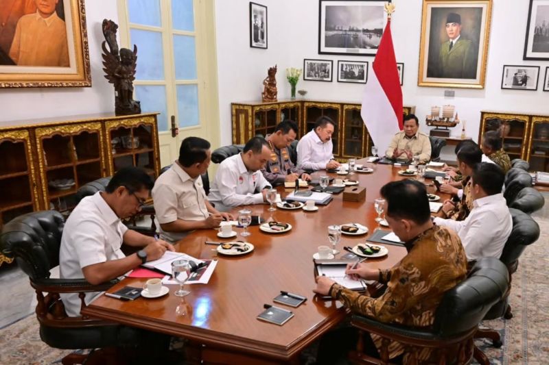Prabowo mendadak panggil Kapolri dan jajaran hukum lainnya di Istana, Rabu malam. Presiden memerintahkan tindakan tegas terhadap pelanggaran mutu beras. Empat produsen besar kini dalam penyidikan Satgas Pangan Polri.