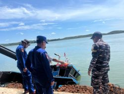 Kapal karam di perairan Batam tenggelamkan 60 ton kelapa