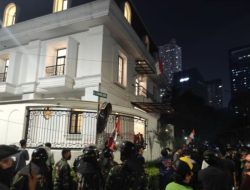 Polisi dan TNI berjaga di rumah Eko Patrio