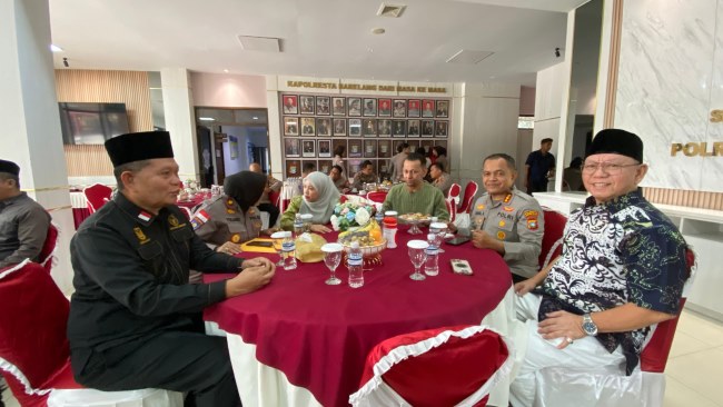 Amjad Foundation Malaysia menjalin silaturahmi dengan Polresta Barelang di Batam. Dalam pertemuan penuh kehangatan itu, mereka menyerahkan bantuan mushaf Al-Qur’an, sembako, hingga wakaf tunai untuk BWI Kota Batam.