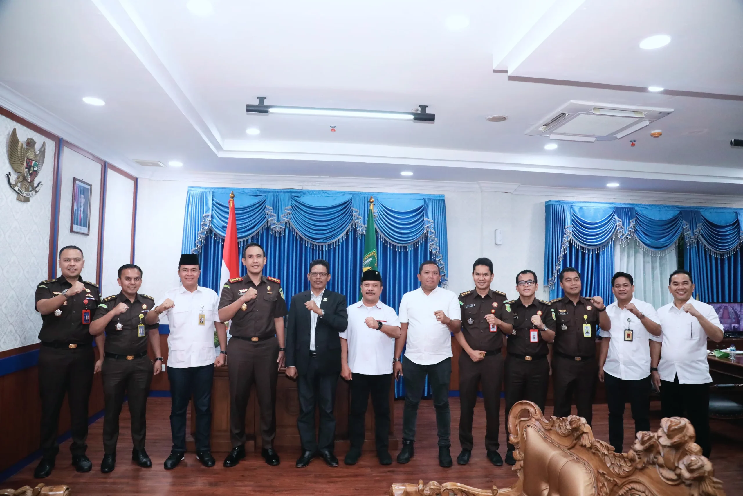 DPRD Batam terus membangun kerja sama lintas lembaga, dari Kejaksaan hingga sektor maritim dan keselamatan pelayaran. Dalam waktu bersamaan, DPRD juga mulai membahas Ranperda Kota Ramah Anak, sebagai langkah konkret menuju pembangunan yang lebih inklusif dan berkelanjutan.