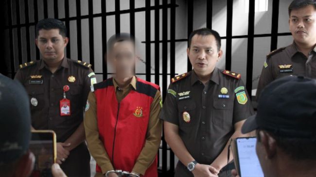 Kepala Cabjari Karimun di Tanjung Datu, Hengky Fransiscus Munte memberikan keterangan pers tentang penetapan tersangka terhadap Kades Perayu, TM dalam perkara dugaan tindak pidana korupsi dana desa.