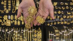 Harga emas turun Rp23.000 per gram menjadi Rp2.327.000. Peluang baru bagi investor untuk membeli logam mulia di tengah fluktuasi pasar. Simak rincian harga emas Antam dan ketentuan pajaknya di sini.