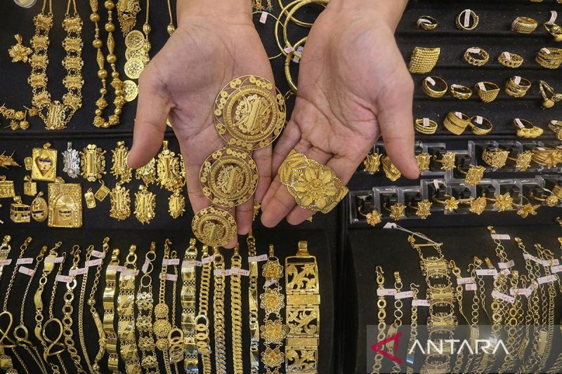 Harga emas turun Rp23.000 per gram menjadi Rp2.327.000. Peluang baru bagi investor untuk membeli logam mulia di tengah fluktuasi pasar. Simak rincian harga emas Antam dan ketentuan pajaknya di sini.