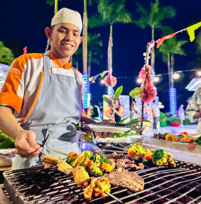 Hawaiian BBQ Party di Harris Resort Waterfront Batam hadir setiap Sabtu malam mulai 2 Agustus 2025. Nikmati buffet BBQ premium, hiburan tropis, dan suasana liburan Hawaii tanpa harus keluar negeri.