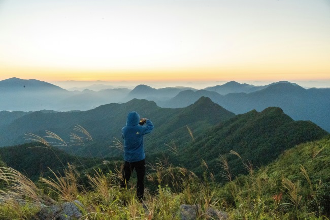 Jelajah Indonesia bukan sekadar jalan-jalan. Lewat ekspedisi Kalimantan sejauh 4.500 km, filmmaker muda Urrofi membuktikan bahwa cinta pada negeri bisa dirasakan lewat setiap langkah, ditemani Bejo Jahe Merah