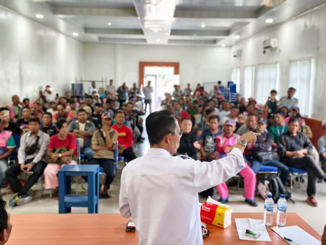Walikota Batam Amsakar Achmad bertemu 100 juru parkir Batam dan menegaskan pentingnya tata kelola parkir yang profesional, modern, dan transparan demi membangun citra Batam sebagai kota ramah dan nyaman bagi semua.