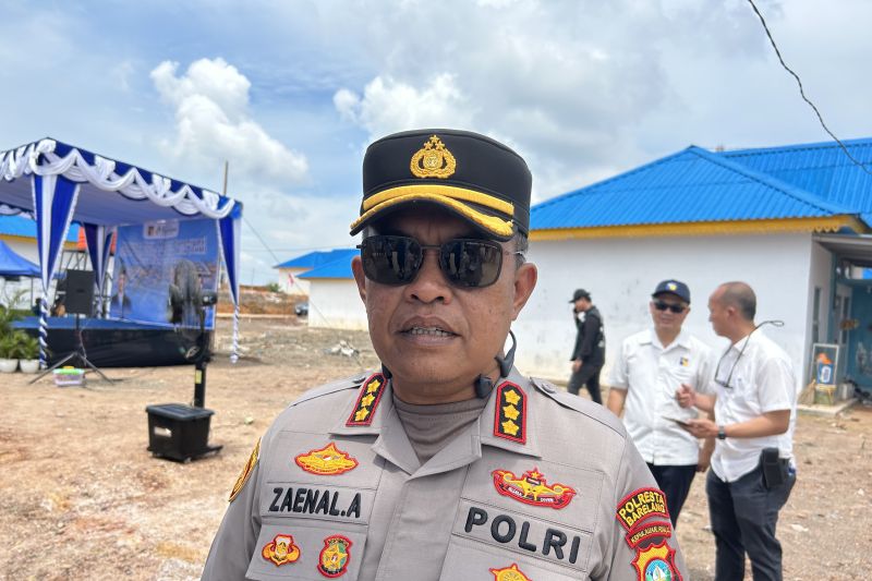 Rumah ditabrak tongkang di Batam, empat rumah dan kelong warga rusak. Polresta Barelang fasilitasi pertemuan warga dan perusahaan pemilik tongkang untuk mencari solusi dan santunan.
