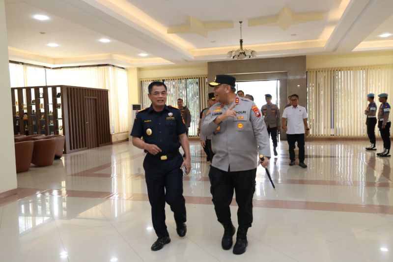 epala Kepolisian Daerah Kepulauan Riau (Kapolda Kepri) Irjen Pol Asep Safrudin bersama Direktur Jenderal Bea dan Cukai Djaka Budhi Utama