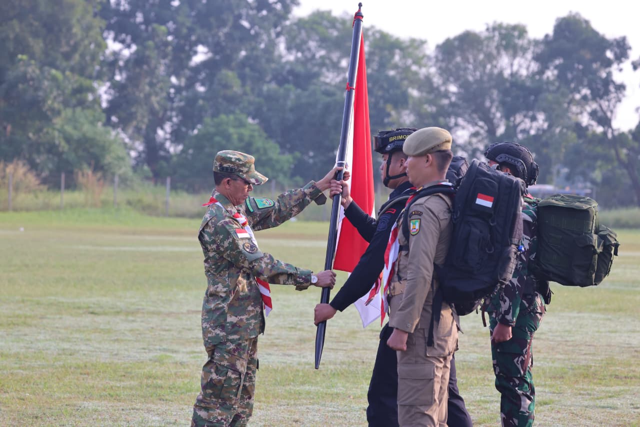 Kirab Kebangsaan Polda Kepri meriahkan HUT ke-80 RI di Batam dengan perjalanan 17 km membawa Bendera Merah Putih, diakhiri pawai budaya penuh warna sebagai simbol persatuan dan kebanggaan bangsa.