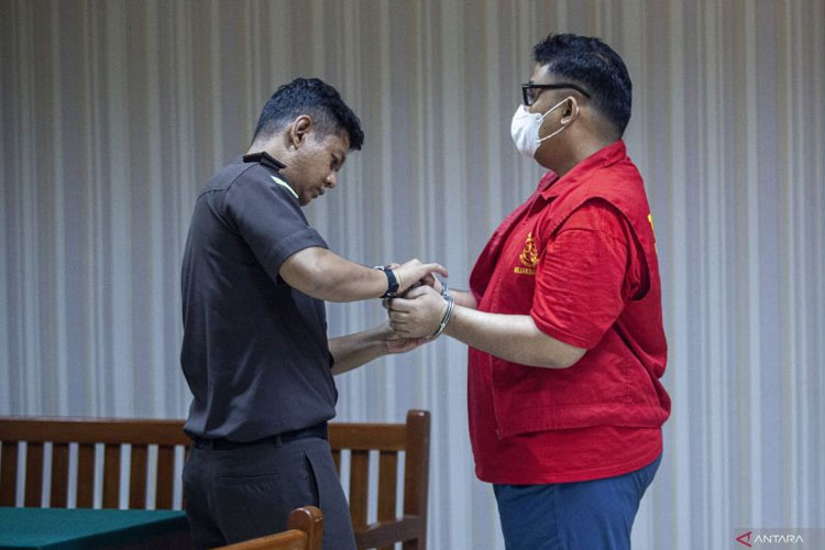 Vonis kasasi sudah inkrah, namun Kompol Satria Nanda belum dieksekusi. Kejari Batam masih menunggu salinan putusan Mahkamah Agung.