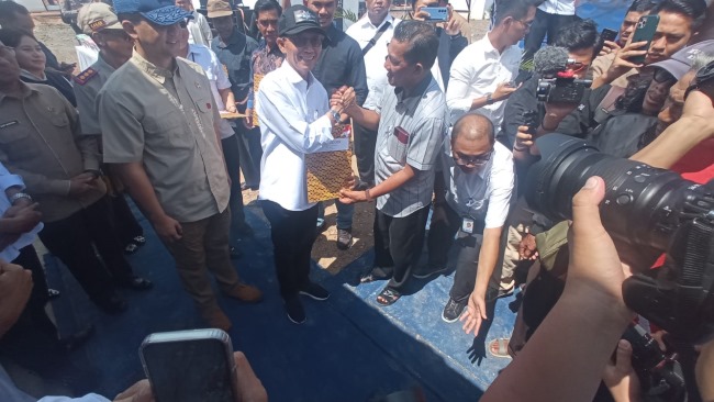 Walikota Batam yang juga Kepala BP Batam, menyerahkan sertifikat tanah hak milik kepada warga Rempang yang menempati hunian tetap di Tanjung Banon. Ia mengingatkan agar tanah tersebut tidak mudah dijual karena bernilai tinggi dan menjadi aset masa depan.