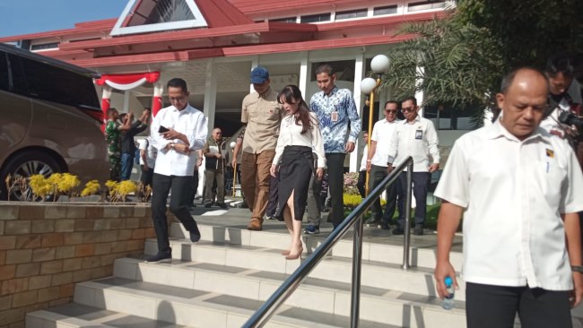 Menteri Transmigrasi M. Iftitah Sulaiman Suryanagara menyerahkan sertifikat tanah kepada warga Rempang yang telah menempati hunian tetap di Tanjung Banon, simbol kepastian hukum dan awal kehidupan baru.