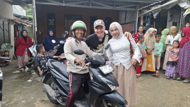 Pengemudi ojol yang ketiban rezeki di Batam tak menyangka pertemuannya dengan influencer Kai Emilio di pinggir jalan akan mengubah hidupnya. Sebuah kisah haru penuh ketulusan.