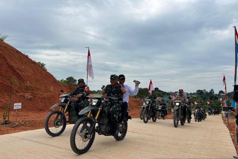 Walikota Batam Amsakar Achmad menyaksikan warganya tersenyum lega setelah jalan 1,5 km dari program TMMD Ke-125 selesai dibangun. Jalan baru ini membuka akses, memperkecil kesenjangan, dan menghadirkan kebahagiaan bagi 400 jiwa di Kavling Sambau IV