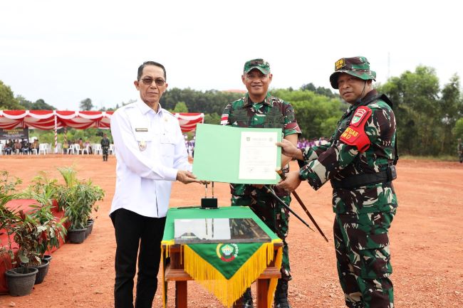 TMMD Kodim Batam hadirkan harapan baru bagi masyarakat. Penutupan TMMD ke-125 diwarnai kebersamaan TNI dan rakyat, gotong royong, serta hasil pembangunan yang nyata demi kesejahteraan bersama.