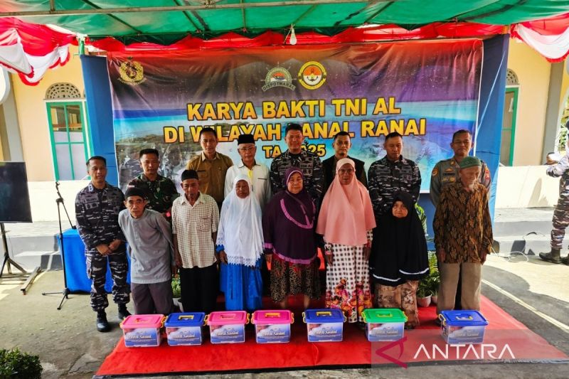 TNI AL menyalurkan 200 paket sembako sebagai bantuan untuk warga Natuna, lengkap dengan penyuluhan stunting dan peluang usaha guna meningkatkan kesejahteraan masyarakat pesisir.