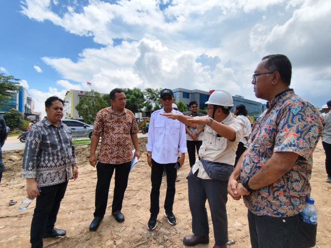 Walikota Batam Amsakar Achmad turun langsung meninjau banjir di Sagulung dan memastikan pengerjaan jalan di Sungai Panas berjalan lancar. Respons cepat ini memberi harapan baru bagi warga akan Batam yang lebih nyaman, indah, dan ramah lingkungan.
