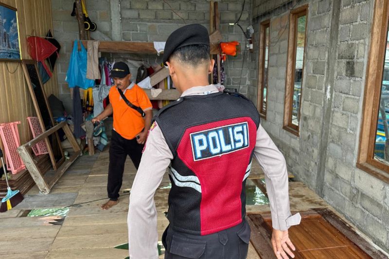 Warga tertimpa tembok di Palmatak, Anambas, nyaris merenggut nyawa dua anak saat angin kencang merobohkan dinding rumah. Polisi sigap mengevakuasi korban hingga selamat.