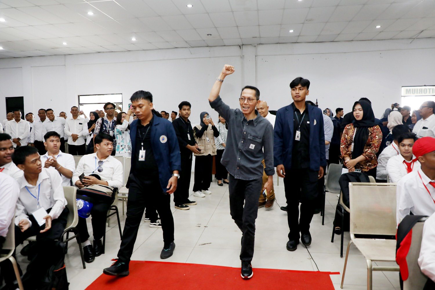 Semangat Amsakar membakar mahasiswa baru UNRIKA dalam PKKMB 2025. Wali Kota Batam itu menegaskan pentingnya pendidikan, tanggung jawab moral, dan peran generasi muda dalam menyongsong Indonesia Emas 2045.