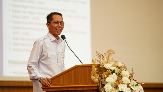 Pendidikan di Batam menjadi fokus utama pemerintah. Amsakar Achmad menegaskan pentingnya penguatan SDM melalui pendidikan agar mahasiswa dapat berdaya saing global dan berkontribusi pada pembangunan Batam sebagai kota modern dan ramah investasi.
