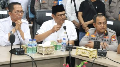Ketua DPRD Batam Haji Muhammad Kamaluddin memimpin dialog mahasiswa di Gedung DPRD Batam. Aksi unjuk rasa berakhir dengan penyampaian delapan tuntutan yang menyoroti isu lokal hingga nasional.