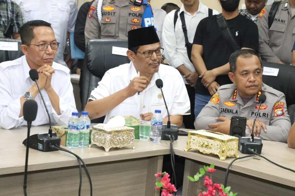 Ketua DPRD Batam Haji Muhammad Kamaluddin memimpin dialog mahasiswa di Gedung DPRD Batam. Aksi unjuk rasa berakhir dengan penyampaian delapan tuntutan yang menyoroti isu lokal hingga nasional.