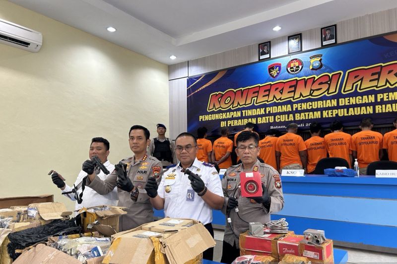 Polda Kepri berhasil menangkap kelompok perompak di Selat Philips dan mendapat apresiasi dari Angkatan Laut Singapura. Penangkapan ini memulihkan kepercayaan pelayaran internasional serta membuka jalan penguatan kerja sama keamanan maritim.