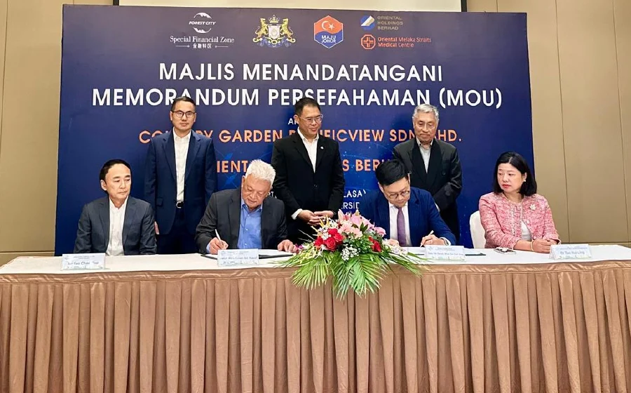 Datuk Md Othman bin Yusof (kedua dari kiri), Direktur Eksekutif Country Garden Pacificview Sdn Bhd, dan Datuk Seri Tan Hui Jing (kedua dari kanan), Wakil Direktur Pelaksana Grup Oriental Holdings Berhad saat acara penandatanganan. – Foto: Country Garden Pacificview Sdn Bhd.
