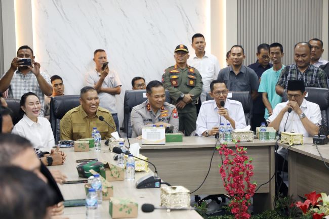 Rencana demo mahasiswa Batam berakhir dengan audiensi hangat di DPRD Kota Batam. Mahasiswa, pemerintah, dan aparat duduk bersama dalam dialog terbuka untuk menjaga kondusifitas dan memperkuat sinergi demi Batam yang aman dan maju.