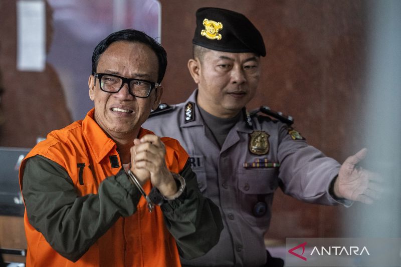 WamenakerNnoel pakai rompi Oren KPK