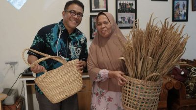 Wanita Batam ini Bikin Enceng Gondok Bernilai Emas