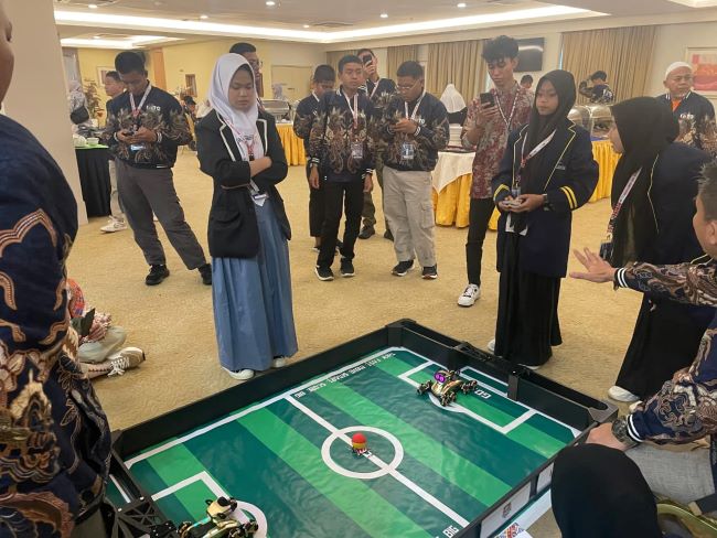 Anak Pondok di Batam juarai lomba robotik dunia di Kuala Lumpur. Tim dari Ponpes Karya Mas Bangsa IIBS Batam sukses membawa pulang tiga gelar juara, harumkan nama Batam dan Indonesia.