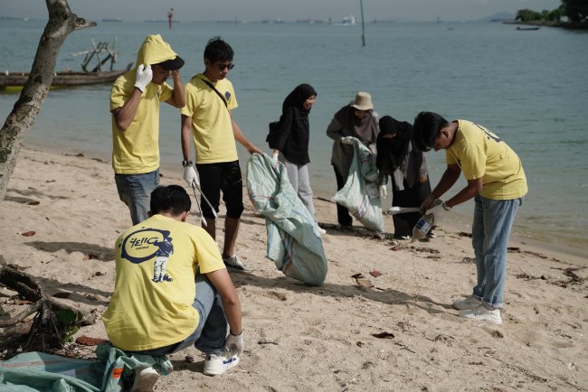 Ascott Region Batam berpartisipasi dalam World Cleanup Day 2025 di Pantai Bahagia, Batu Besar. Lebih dari 100 karyawan hotel Ascott terlibat dalam aksi bersih pantai sebagai wujud komitmen terhadap program keberlanjutan Ascott Cares.