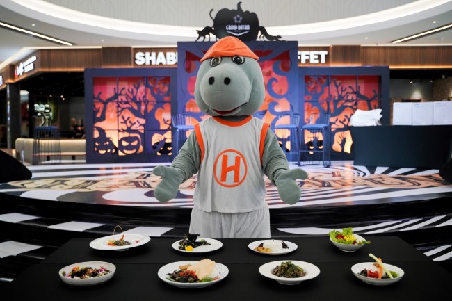 Ascott Star Rewards Nusantara Cook menghadirkan kompetisi memasak seru bertema Halloween di Grand Batam Mall. Para chef dari hotel-hotel Ascott di Batam beradu kreativitas mengolah Cumi Masak Hitam, lengkap dengan atmosfer menyeramkan namun menggugah selera.