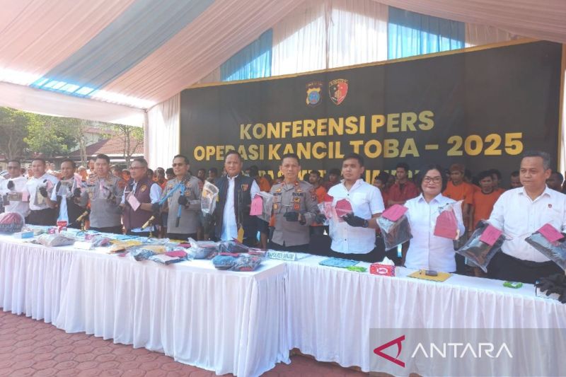 Polda Sumut menangkap 226 tersangka dari 249 kasus selama Operasi Kancil Toba 2025. Aksi begal dan pencurian kendaraan bermotor menjadi fokus utama. Operasi ini menegaskan komitmen kepolisian menjaga keamanan dan menindak tegas pelaku kejahatan di Sumatera Utara.