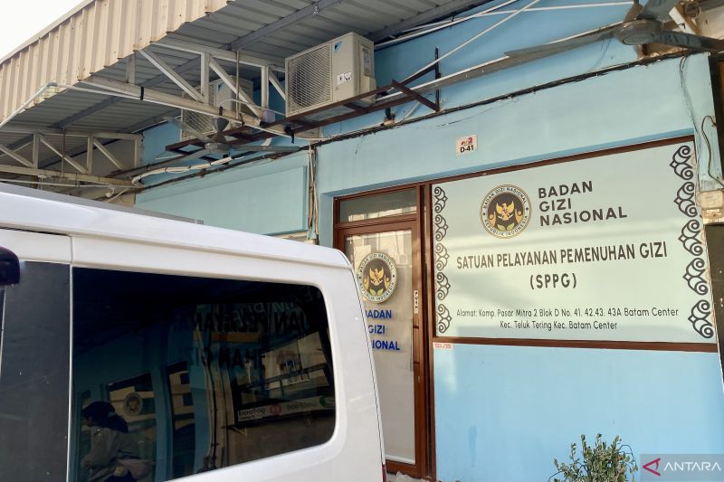 SPPG Kepri menghentikan sementara dua dapur MBG di Karimun setelah hasil uji laboratorium menunjukkan kontaminasi bakteri. Langkah ini menjadi bagian dari pengawasan ketat untuk menjamin setiap anak menerima makanan bergizi, aman, dan layak konsumsi.