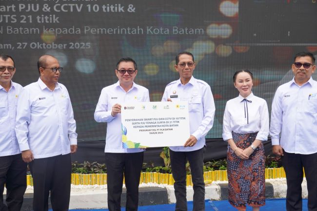PLN Batam memperingati Hari Listrik Nasional ke-80 dengan semangat transformasi hijau. Melalui berbagai inovasi energi bersih, program sosial, dan kolaborasi, PLN Batam meneguhkan komitmen menghadirkan masa depan Batam yang berkelanjutan dan berenergi ramah lingkungan.