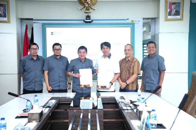 Dirut PLN Batam (tengah baju abu abu) menegaskan pihaknya melanjutkan komitmennya terhadap energi hijau melalui kerja sama strategis dengan PT Avecode Internasional dalam pengembangan solar panel dan micro ESS. Langkah ini memperkuat posisi Batam menuju kawasan industri berdaya saing global berbasis energi bersih.