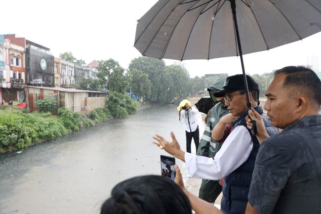 Walikota Batam DR.H. Amsakar Achmad meninjau Rumah Pompa yang baru saja rampung di Jodoh. Rumah Pompa ini berfungsi untuk mengatasi banjir yang kerap terjadi di wilayan Jodoh-Nagoya saat hujan lebat mengguyur Batam