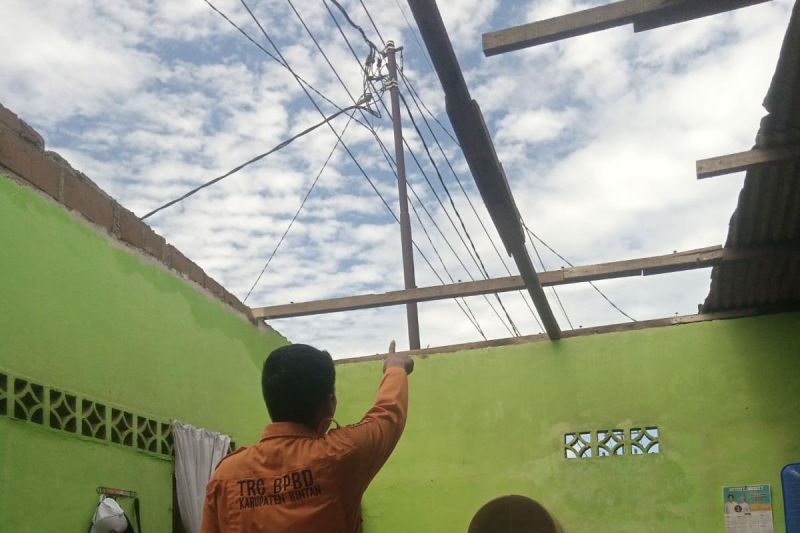 Tiga rumah rusak akibat puting beliung di Bintan. BPBD Bintan bergerak cepat membantu warga terdampak, menyalurkan bantuan logistik, dan mengimbau masyarakat tetap waspada terhadap cuaca ekstrem.