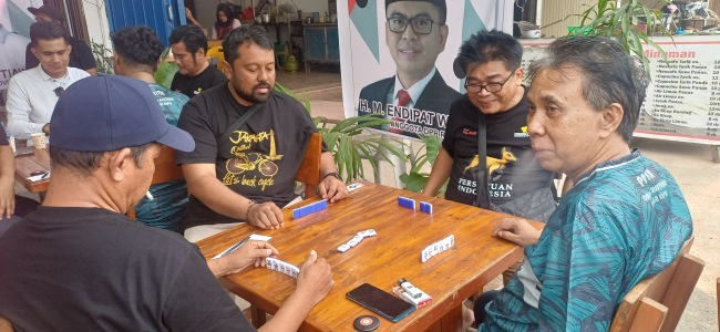 Turnamen Domino Endipat Cup semakin seru! Delapan pasangan wartawan melaju ke babak berikutnya untuk memperebutkan gelar juara dan hadiah belasan juta rupiah.